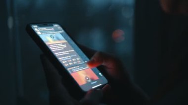 Tanımlanamayan genç bir kadının eli cep telefonuyla haber yayınında kayıyor. Karanlık bir odada akıllı bir telefon kullanmak. Yüksek kalite 4k görüntü