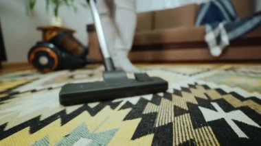 Elektrikli süpürgeyle odayı temizliyorum. Hortumu kapatıyoruz. Elektrik süpürgesi halıyı temizler. Bakış açısından ateş edilmiş. Yüksek kalite 4k görüntü