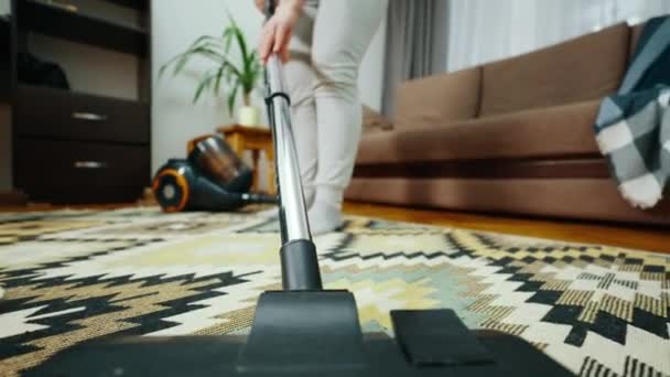 掃除機で部屋を掃除する ノズルのクローズアップ 掃除機がカーペットをきれいにします ビューの観点から撮影 掃除機にカメラを取り付けます 高品質4K映像 — ストック動画