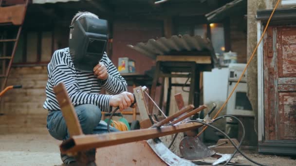 보호용 마스크를 노동자는 기계로 구조물을 합니다 마스크를 제기하는 사람은 작업의 — 비디오