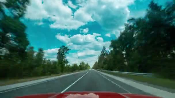 도로에서 주행을 시간이다 자동차 유리창에서 도로쪽을 바라보라 고품질 — 비디오