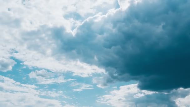 Des Tours Temps Nuages Orageux Épiques Contre Ciel Bleu Réchauffement — Video