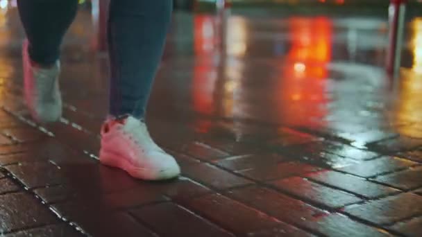 Felismerhetetlen Gyalogos Egy Városi Utcában Esőtől Áztatva Éjszakai Fényekkel Fényszórókkal — Stock videók