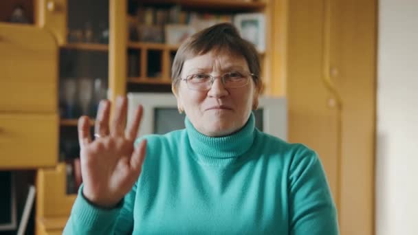Žena Středního Věku Brýlích Komunikuje Prostřednictvím Videohovoru Usmívá Mává Rukou — Stock video
