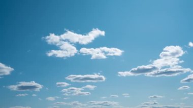 Kümülüs bulutlarının zaman turları. Muhteşem mavi gökyüzü. Yazın mavi gökyüzü zaman kaybı. Beyaz bulutlar arka planda. Yüksek kalite 4k görüntü