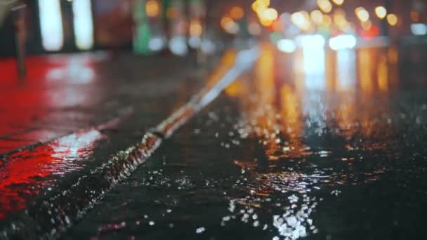 Abstract Rainy Night Modern City Girl Stepping Puddle Trowalk Мокрые — стоковое видео