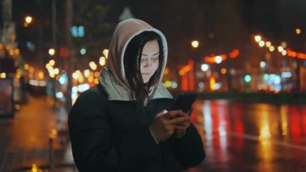 Kobieta Stojąca Ulicy Nowoczesnego Miasta Kolorowymi Światłami Nocy Atrakcyjna Kobieta — Wideo stockowe