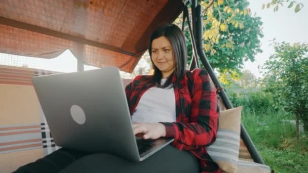 Молодая Взрослая Женщина Работает Свежем Воздухе Своем Саду Ноутбуком Фрилансер — стоковое видео