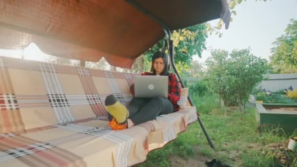 Νεαρή Ενήλικη Γυναίκα Που Εργάζεται Έξω Στον Κήπο Της Ένα — Αρχείο Βίντεο