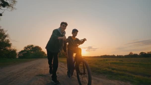 Bedstefar Rider Drengene Barnebarn Cykel Ved Solnedgang Lykkeligt Familiebegreb Teamwork – Stock-video