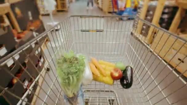 Süpermarkette Bir Alışveriş Arabasını Çeşitli Gıda Ürünleriyle Doldurma Zamanı Büyük — Stok video