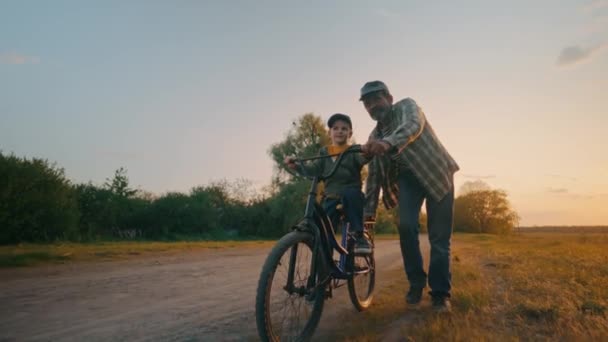 Отец Маленький Сын Учатся Ездить Велосипеде Полевой Дороге Счастливая Семья — стоковое видео