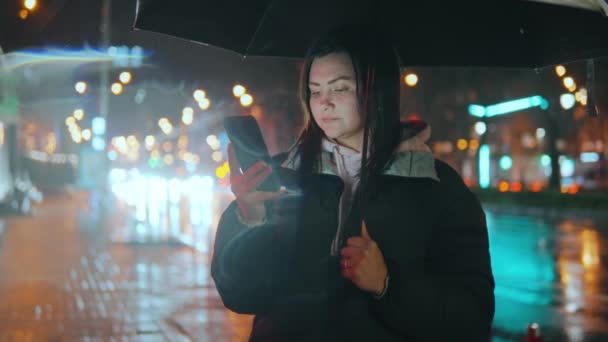 Portret Dziewczyny Stojącej Ulicy Nowoczesnego Miasta Światłami Neonowymi Nocy Pada — Wideo stockowe