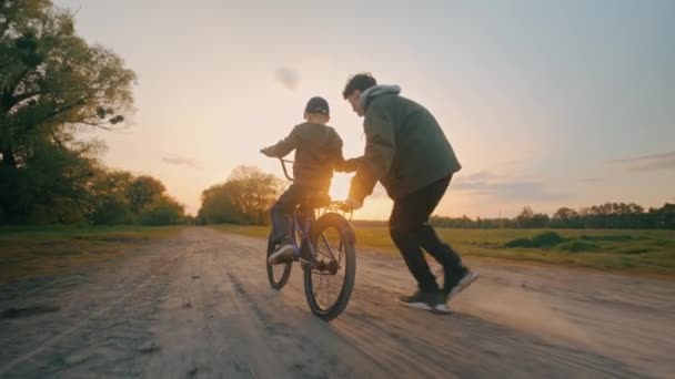 Neşeli Kardeşler Gün Batımında Bisiklet Sürmeyi Öğrenirler Ağabeyi Küçüklere Ders — Stok video