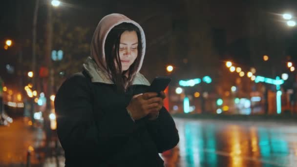 Una Chica Una Capucha Comunica Las Redes Sociales Usando Teléfono — Vídeo de stock