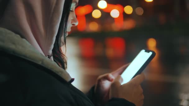 Una Chica Una Capucha Comunica Las Redes Sociales Usando Teléfono — Vídeos de Stock