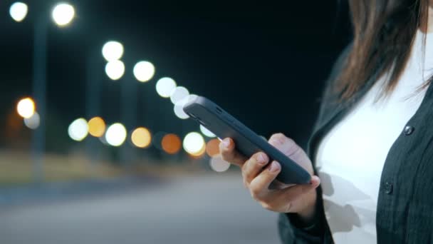 Femmes Main Tenant Smartphone Tactile Nuit Avec Bokeh Veilleuses Arrière — Video