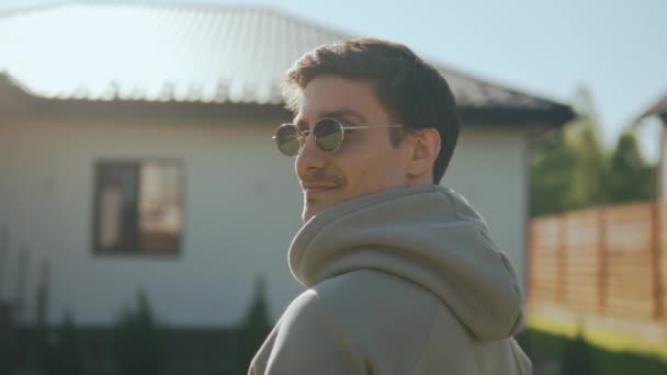 Portrét Mladého Atraktivního Chlapa Muž Slunečních Brýlích Šťastně Podívá Fotoaparát — Stock video