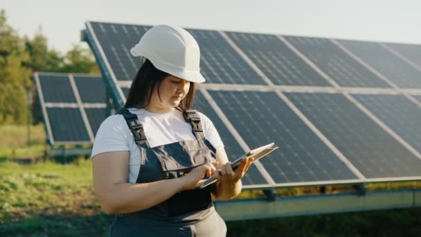 Женщина Инженер Использует Дизайн Планшета Сбора Эффективной Информации Солнечных Панелей — стоковое видео