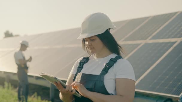 Женщина Инженер Помощник Касках Заводе Возобновляемых Источников Энергии Держа Планшет — стоковое видео
