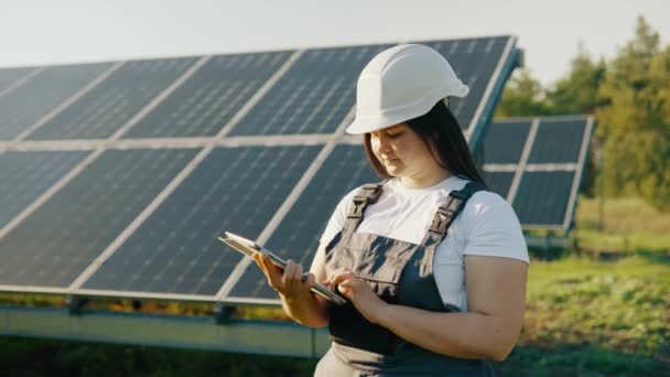 Женщина Инженер Использует Дизайн Планшета Сбора Эффективной Информации Солнечных Панелей — стоковое видео