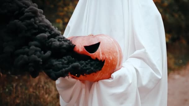 Ett Läskigt Spöke Håller Rykande Pumpa Djup Skog Jack Lantern — Stockvideo