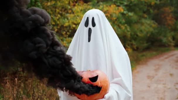Fantasma Raccapricciante Tiene Una Zucca Fumante Una Foresta Profonda Jack — Video Stock