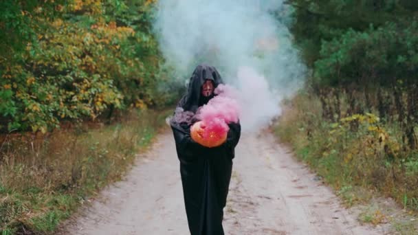 Una Calabaza Fumadora Halloween Está Siendo Retenida Por Aterrador Desconocido — Vídeo de stock