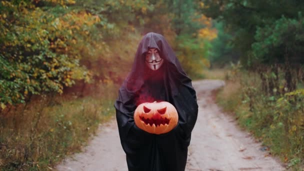 Halloween Rygende Græskar Holdes Skræmmende Ukendt Mand Sort Dyb Skov – Stock-video