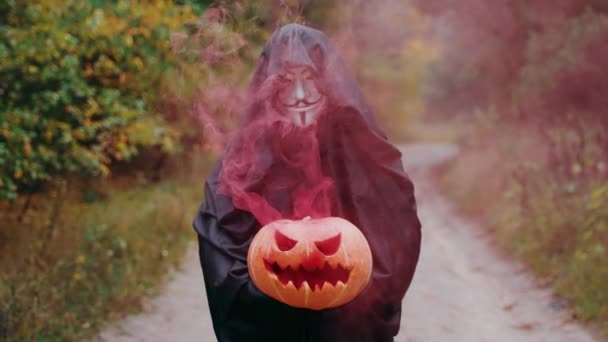Una Calabaza Fumadora Halloween Está Siendo Retenida Por Aterrador Desconocido — Vídeo de stock