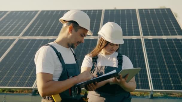 Lavoratori Tuta Nella Produzione Energia Elettrica Alternativa Raccolgono Analizzano Dati — Video Stock