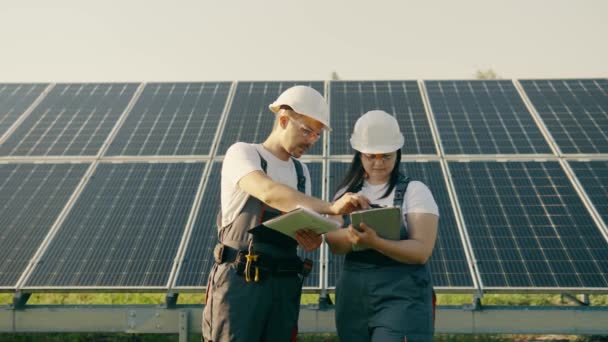 总工程师和专家正在研究关于太阳能发电厂结果的报告 绿色能源概念 清洁能源 高质量的4K镜头 — 图库视频影像