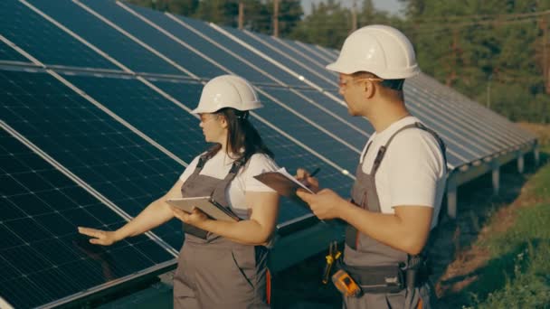 Жінка Інженер Працівник Формі Перевіряють Сонячні Панелі Вони Працюють Над — стокове відео