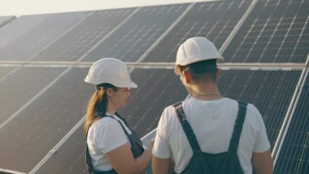 Seitenansicht Eines Mannes Und Einer Frau Uniform Die Einem Solarkraftwerk — Stockvideo