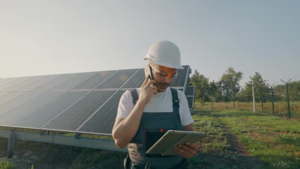 Porträt Eines Leitenden Ingenieurs Der Auf Einer Solarplantage Auf Einem — Stockvideo