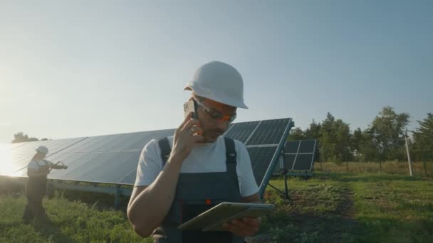 Bir Güneş Çiftliğinde Dururken Cep Telefonuyla Konuşan Bir Mühendisin Portresi — Stok video