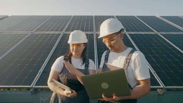 两名工程师使用数据分析来检查太阳能电池板的性能 工业可再生能源绿色能源 绿色电力概念 高质量的4K镜头 — 图库视频影像