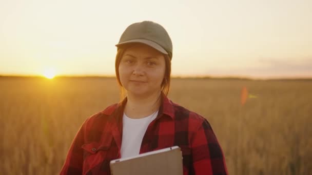 Жінка Фермер Стоїть Біля Пшеничного Поля Дивиться Камеру Посміхається Бізнес Стокове Відео 