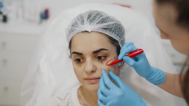 Kosmetolog Robi Oznaczenia Twarzy Wstrzyknięcia Profesjonalna Pielęgnacja Skóry Bezbolesny Zabieg — Wideo stockowe