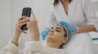 Güzellik salonundaki kozmetoloji prosedürüne göre tecrübeli bir uzman, kırışıklıkları ve deri esnekliğini önlemek için kadınların yüzüne botoks yapar. Yüksek kalite 4k görüntü