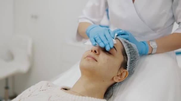Kozmetológiai Eljárás Szépségszalonban Ahol Egy Tapasztalt Szakember Botox Injekciót Nőknek Jogdíjmentes Stock Videó