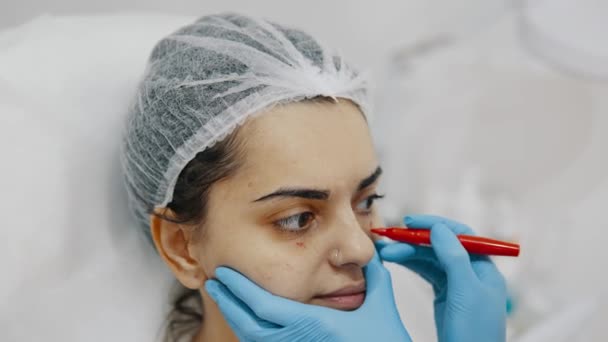 化粧品師は注射のために顔面に印を付けます 美容院でプロのスキンケア 痛みのない若返りの手順 しわを滑らかにして下さい 良質4K映像 — ストック動画