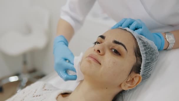 Mani Cosmetologo Asciugano Una Faccia Donne Con Tovaglioli Prima Una Video Stock Royalty Free