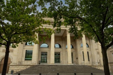 Das Leineschloss mit der groen breiten Treppe und den Sulen zeigt seine Pracht. Bume des Vorplatz Versuchen das prchtige Schloss zu verdecken.