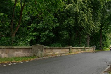 Yazın Ringelheim yakınlarındaki Franzosenbrcke Köprüsü yoğun yeşillik ve huzurlu orman manzarasıyla çevrilidir.