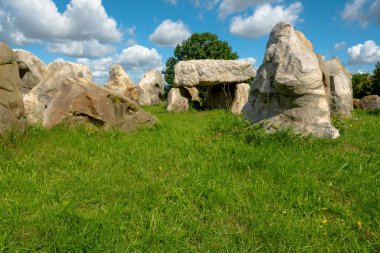 Bu megalitik mezarın bu kadar zamandır var olduğuna inanmak zor..