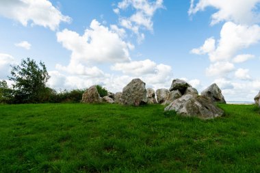 Yanındaki megalitik mezarın taşları Helmstedt yakınlarındaki Elms arazisine kadar uzanıyor..