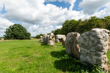Helmstedt yakınlarındaki St. Anneberg 'de iki büyük taş mezar ve bir meşe ağacı. İkincisi sadece uzaktan görülebiliyor..
