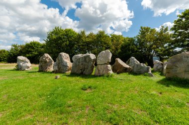 Her taşın bir yeri vardır. Helmstedt 'te Helmstedt yakınlarında Megalitik Mezar