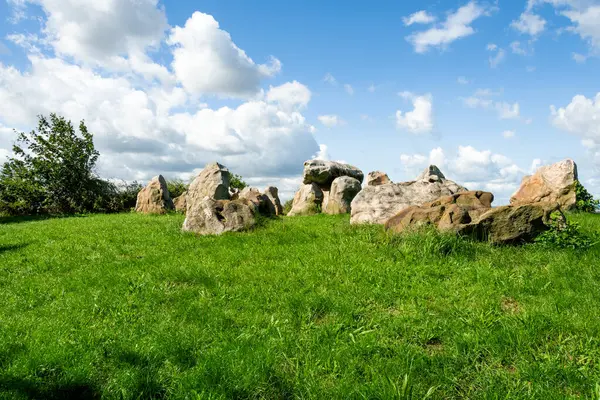 Miğfer kenarındaki Megalitik Mezar